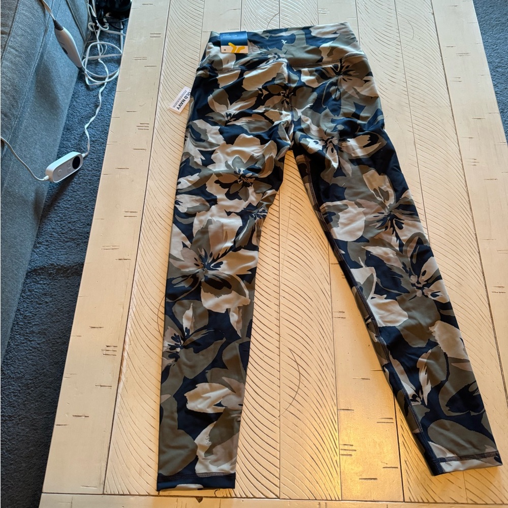 Old Navy M Activewear Leggings NWT Floral Design Set in Navy and Khaki